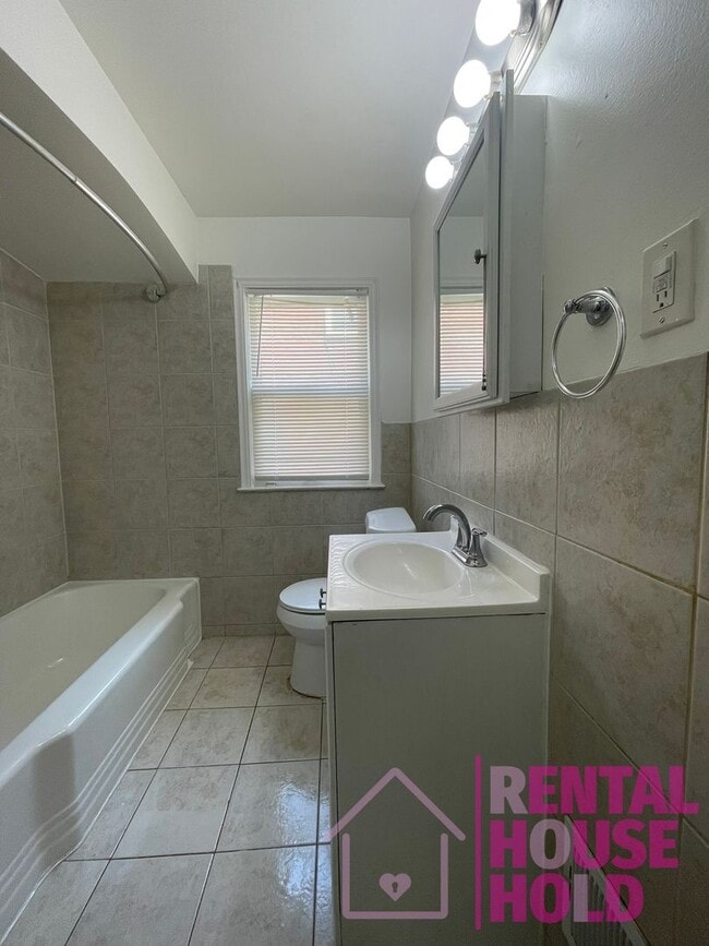 Building Photo - ~ 3 BEDROOM 1.5 BATH~ FREE PRE-SCREEN
