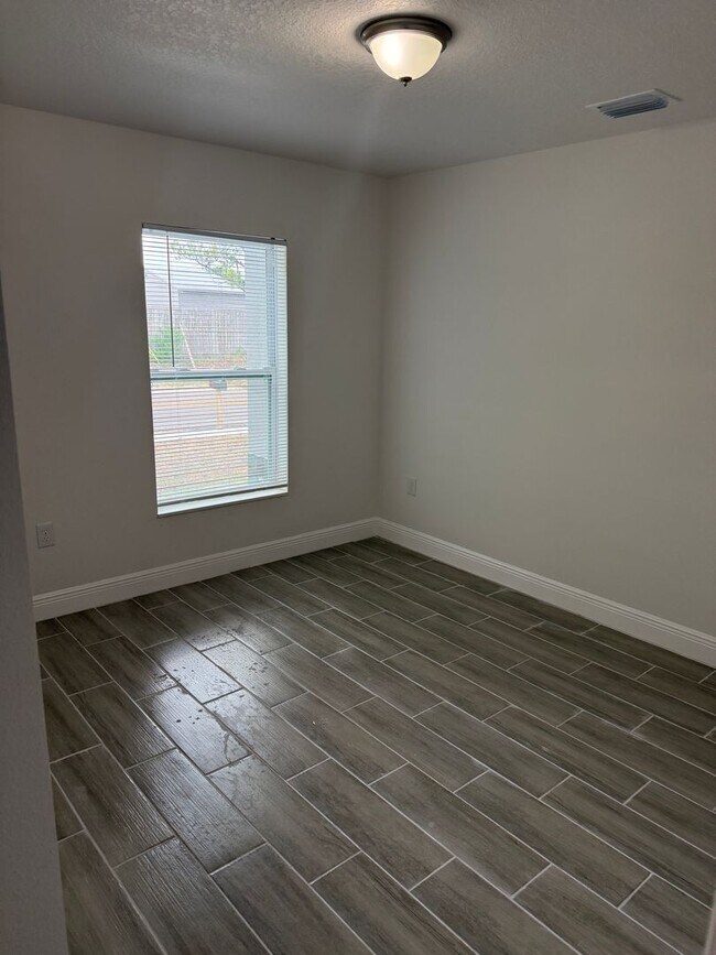 Building Photo - 3 Bed 2 Bath Home in Port Richey!