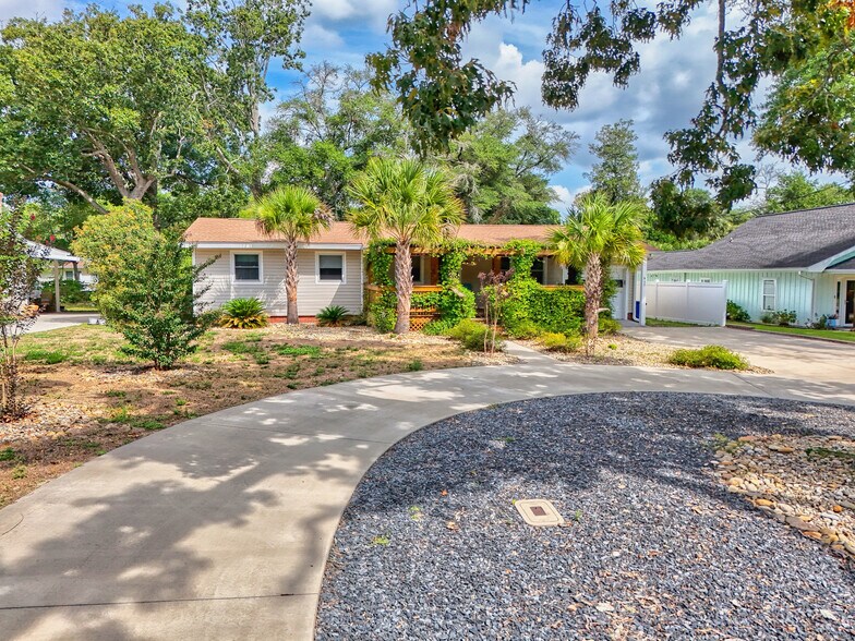 Building Photo - 807 Bellamy Rd