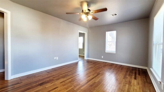 Building Photo - 300 E Kittyhawk Dr