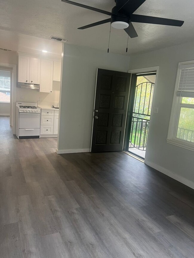 Building Photo - Charming 1-bedroom home