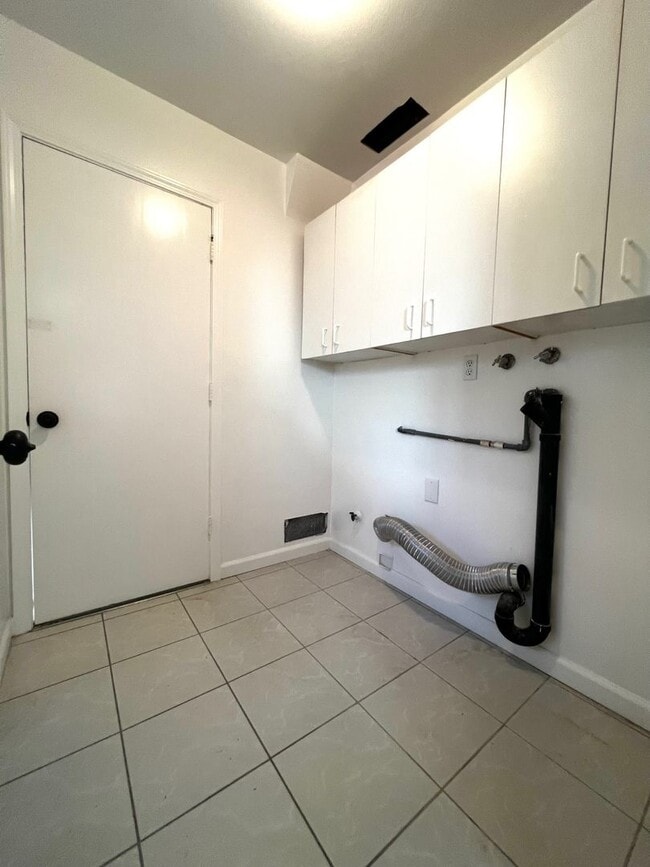 Building Photo - Spacious 4-bedroom, 2.5-bath Home Fountain Valley