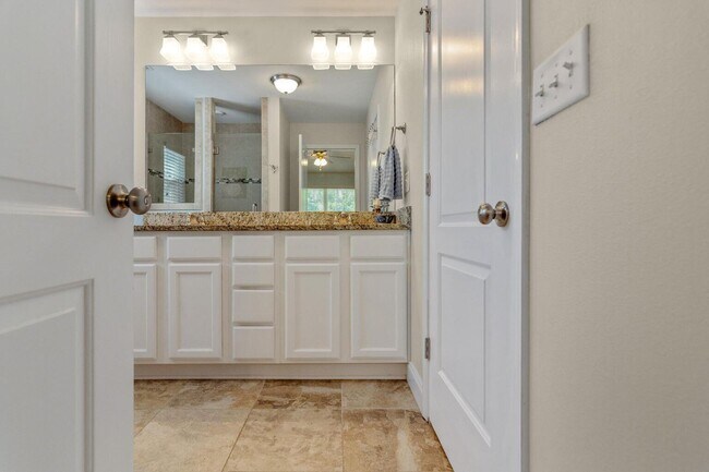 Building Photo - 511 Oak Ave