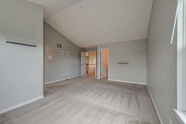 Building Photo - 4 bedroom, 5 bath hime with 3 car garage