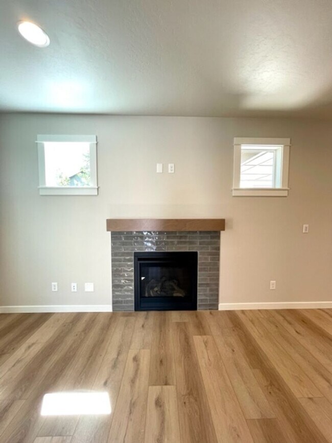 Building Photo - Stunning newer home in NE Bend neighborhood!