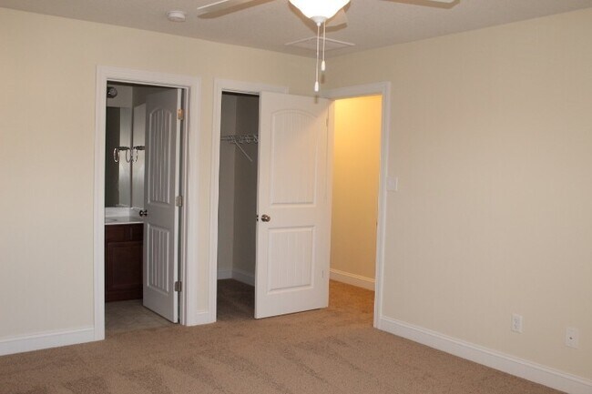 Building Photo - Gorgeous Townhome!