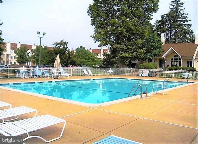 Building Photo - Crestwood 2 bed Condo Available Aug 1