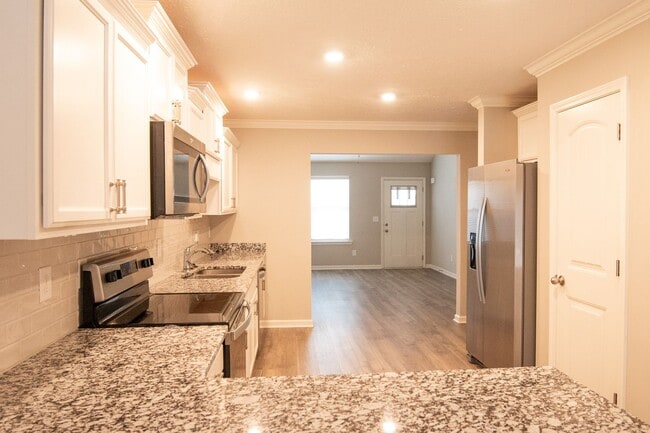 Building Photo - Fantastic, end-unit townhome in desirable Shelton Crossing!