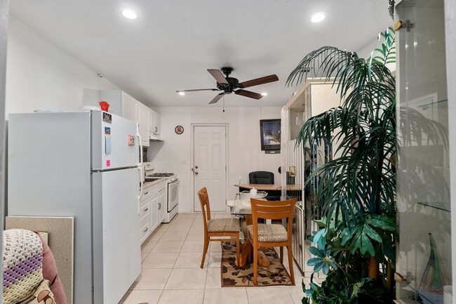 Building Photo - Beautiful 4/3 home With Attached Mother In...