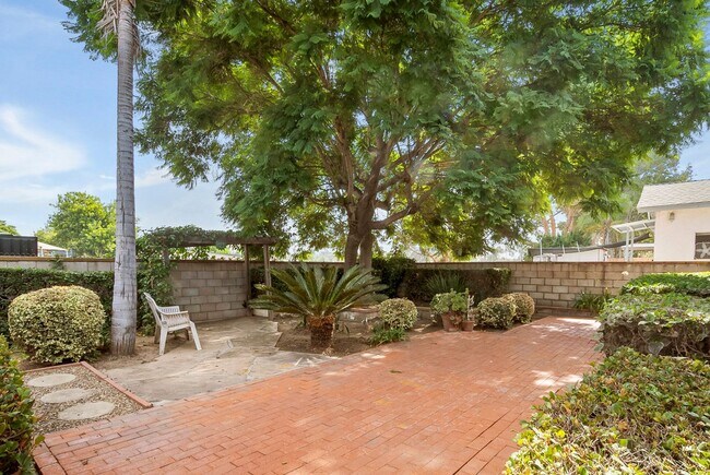 Building Photo - Large 3 Bedroom 2 Bathroom House in La Mesa!