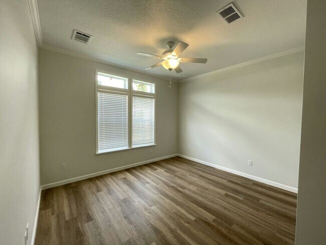 Building Photo - 34616 Ballyhoo Dr