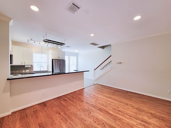 Building Photo - Beautiful Home with a Smart, Functional Floor Plan!