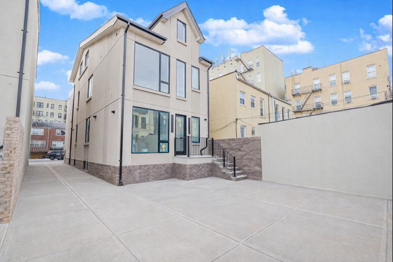 Building Photo - 421 78th St