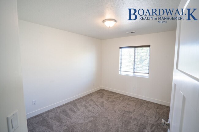 Building Photo - 440 1625 N