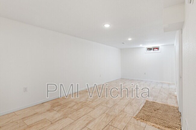 Building Photo - 1147 Inverness Dr