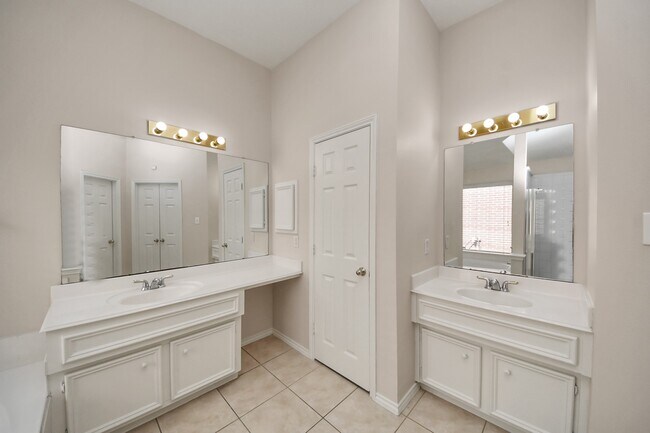 Building Photo - 7207 Glenbank Way