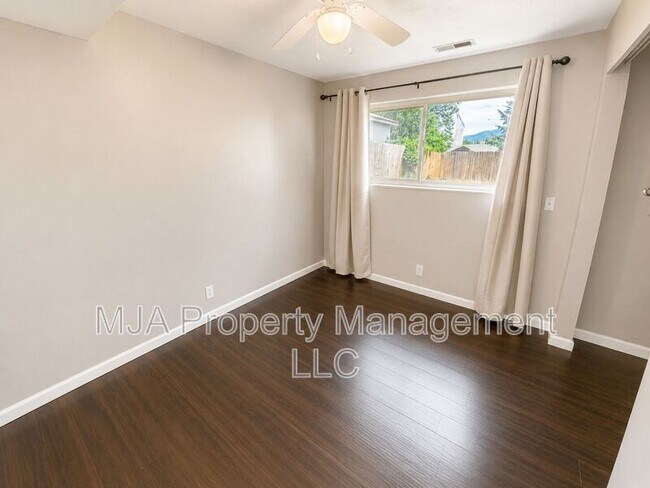 Building Photo - 6375 Fuchsia Dr