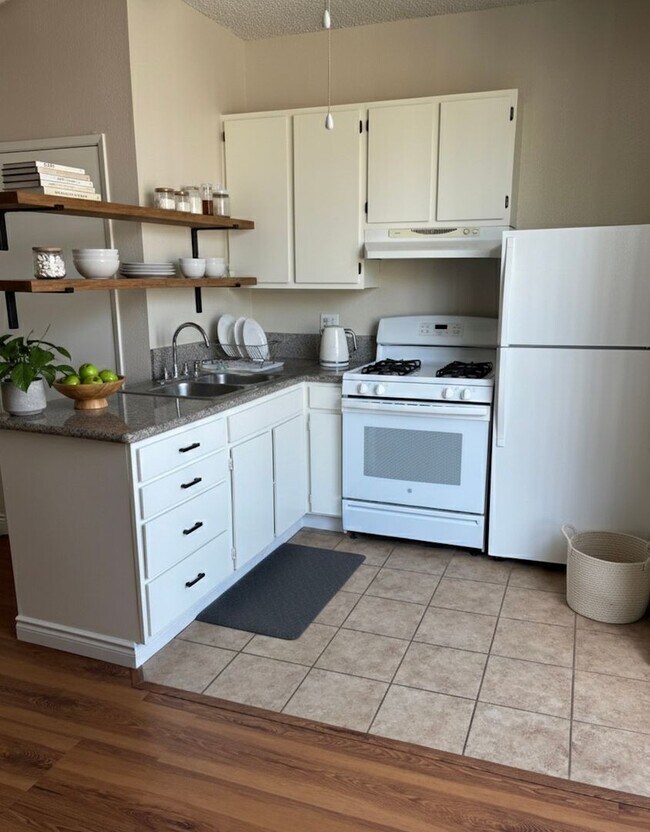 Building Photo - Spacious 1-Bed Apartments in Gated Tujunga Community