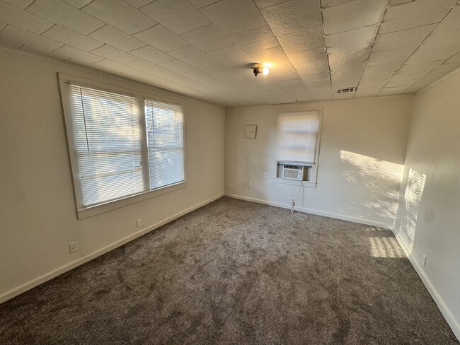 Building Photo - 110 N Pine St