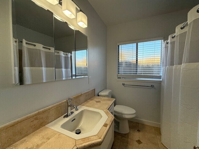 Building Photo - 3 Bed 1 1/2 Bath Updated Home