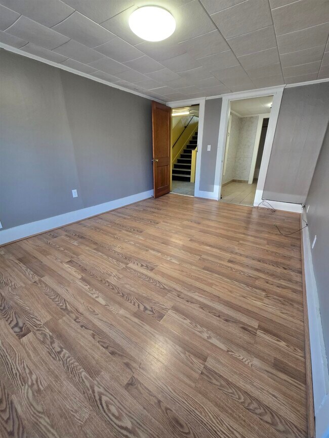 Building Photo - 96 N Main St