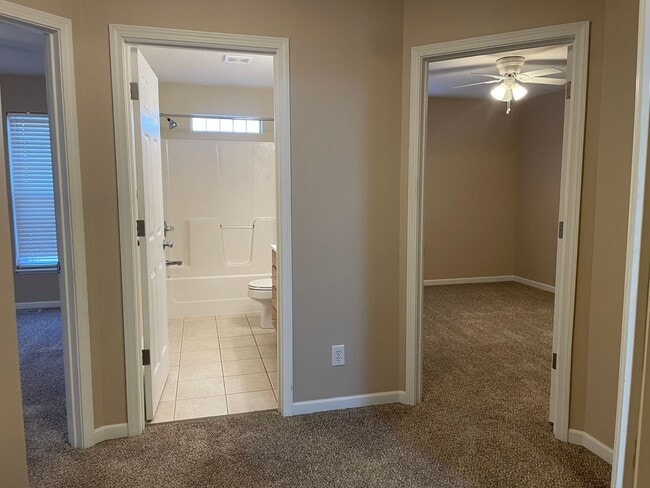 Building Photo - 4 bed/ 3 1/2 bath