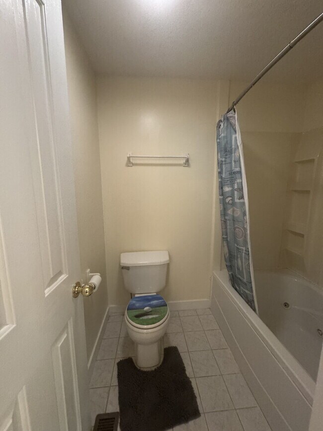 Building Photo - Charming furnished ground level Mountain Condo.