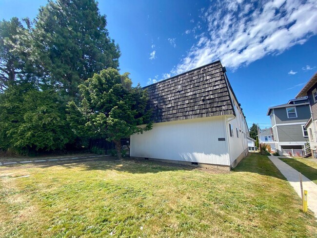 Building Photo - BF1211