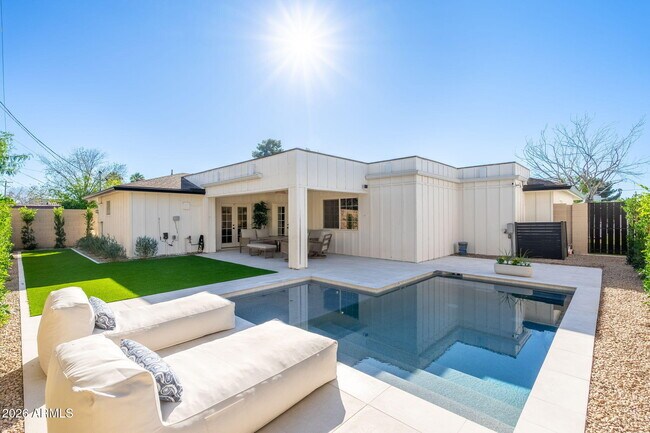 Building Photo - 4030 E Fairmount Ave