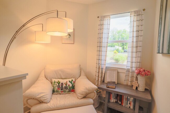 Building Photo - Newer Build House for Rent, Available Sept...