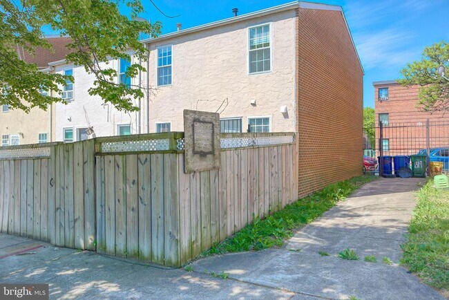 Building Photo - 819 Aisquith St