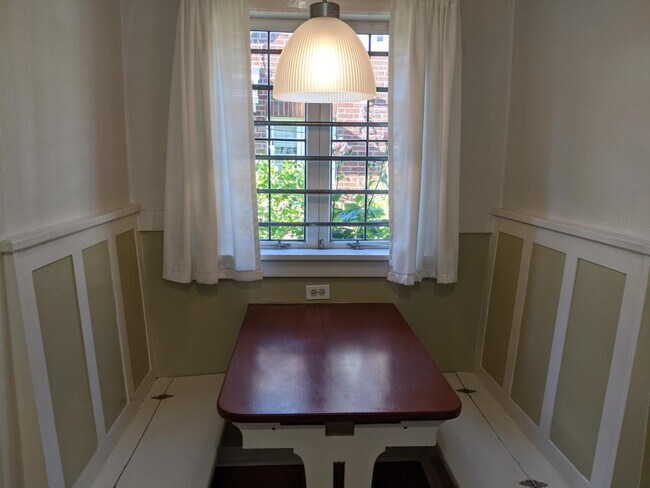 Building Photo - Broadway Court Apartments - Studio