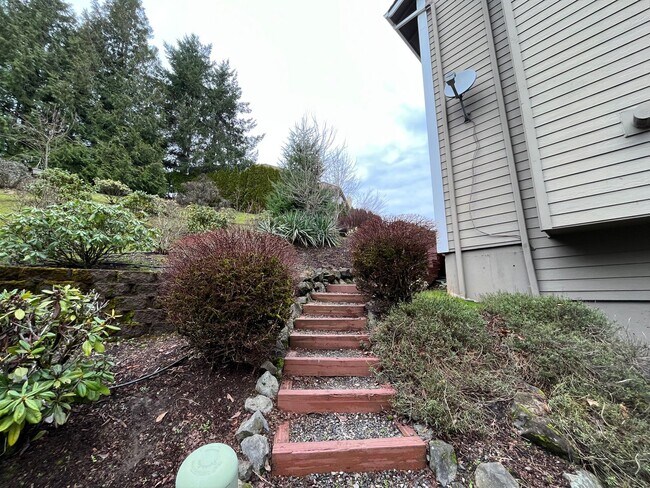 Building Photo - Immaculate 4 bedroom, 3.5 bathroom, tri-level Home in Tigard!! Expansive Views, Office space, Gam...