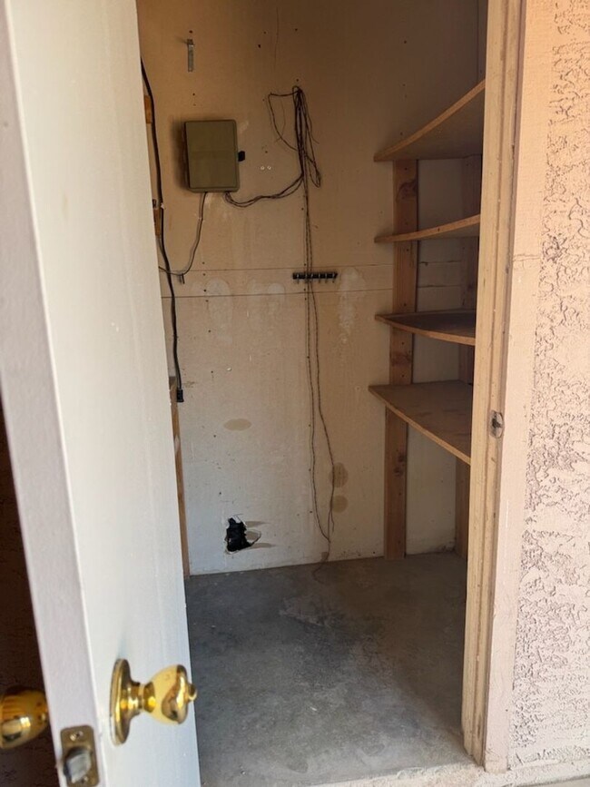 Building Photo - Awesome 2 bdrm house on corner lot in Nort...