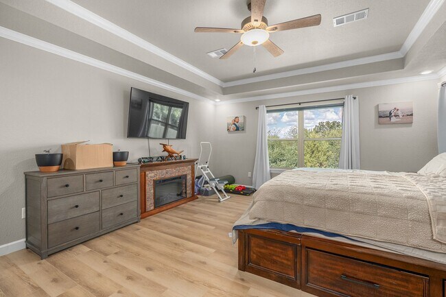 Building Photo - Modern Living: Spacious 5 Bed, 2 Bath Home...