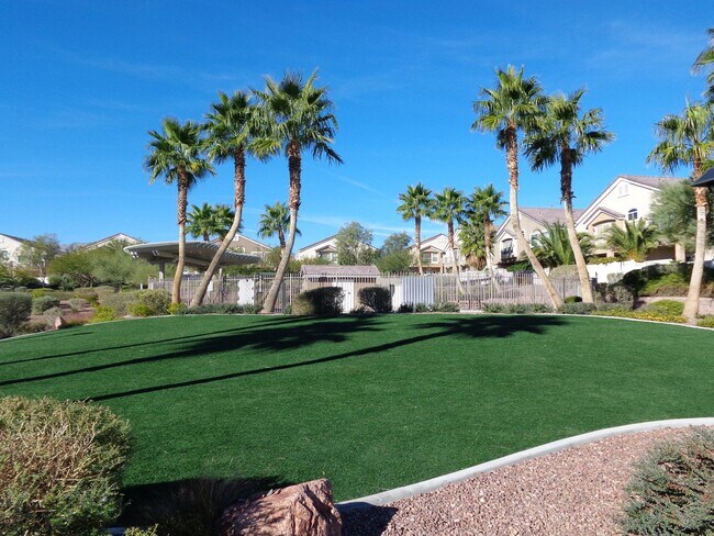 Building Photo - Gorgeous Townhome in Gated Community!