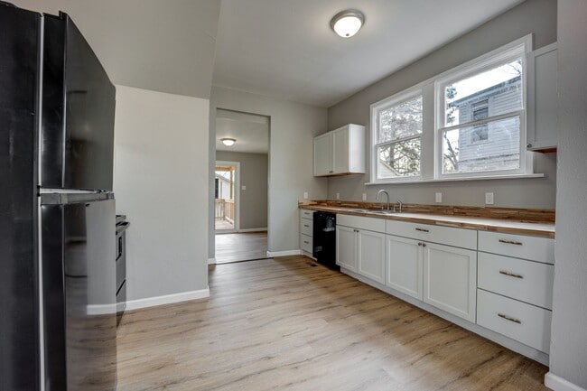 Building Photo - Freshly Updated 4 Bedroom House