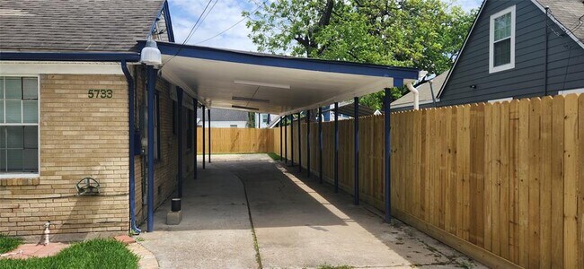 Building Photo - 5733 Dorbrandt St