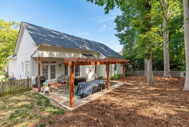 Building Photo - Gorgeous brick ranch with bonus room!!! Application Pending