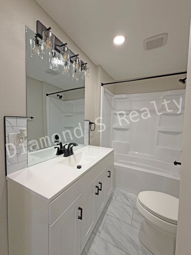 Building Photo - **Stunning Renovated 1-Bed Home Now Available**