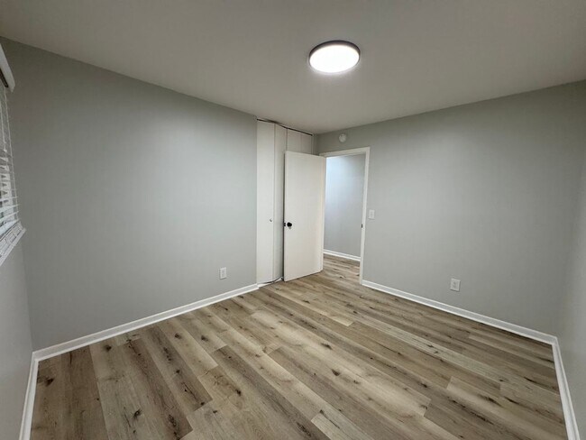 Building Photo - 2205 Hathaway Dr