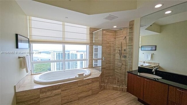 Building Photo - 15901 Collins Ave
