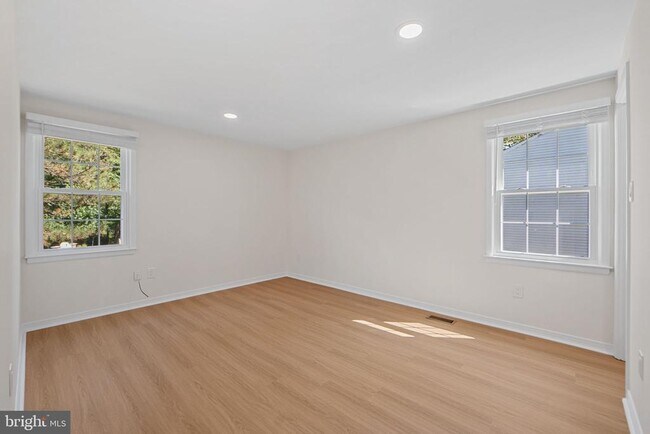 Building Photo - 3301 Fallowfield Dr