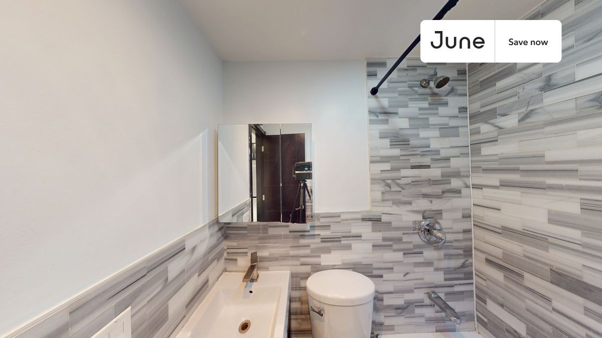 Building Photo - 15 W 107th St