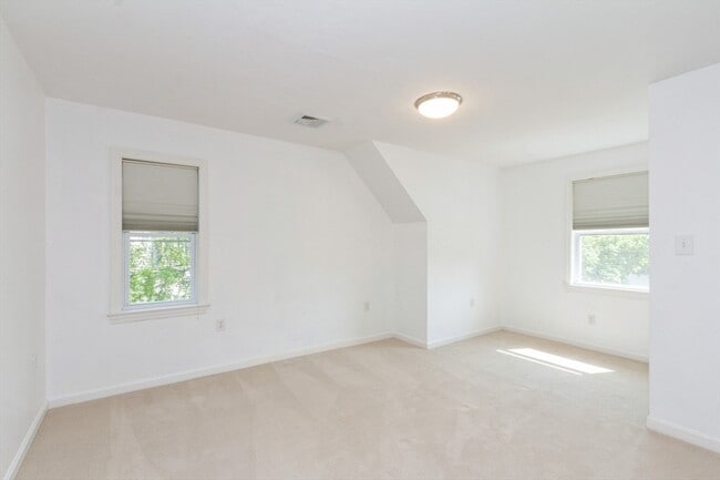 Building Photo - 37 Philbrick Rd