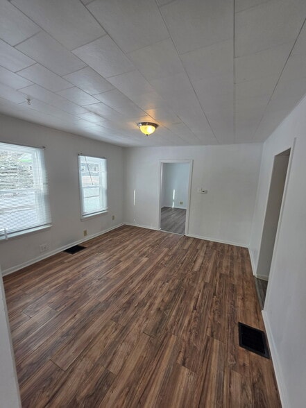 Building Photo - 825 Garfield Ave