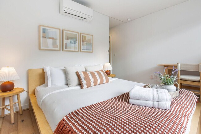 Building Photo - 628 10th Ave E