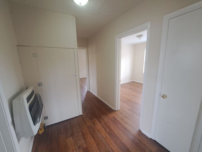 Building Photo - 3BR/1BA home with screened patio