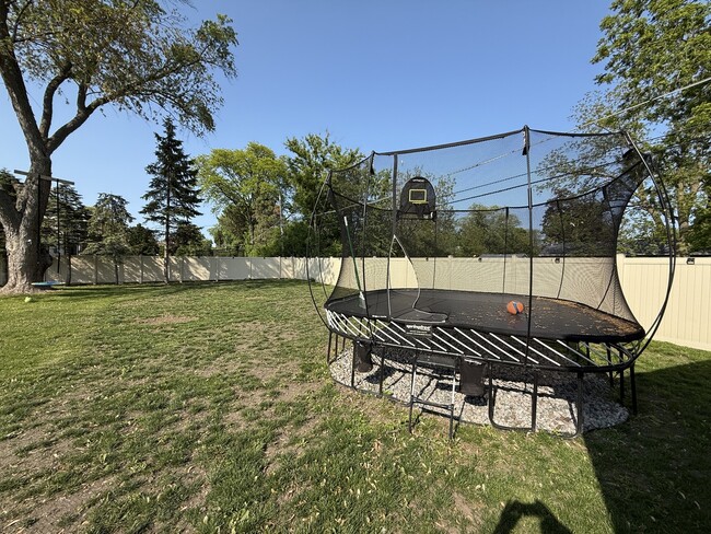 Building Photo - 2055 Walnut Cir