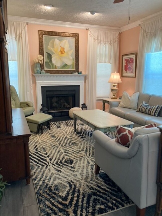 Building Photo - 117 Runaway Ln